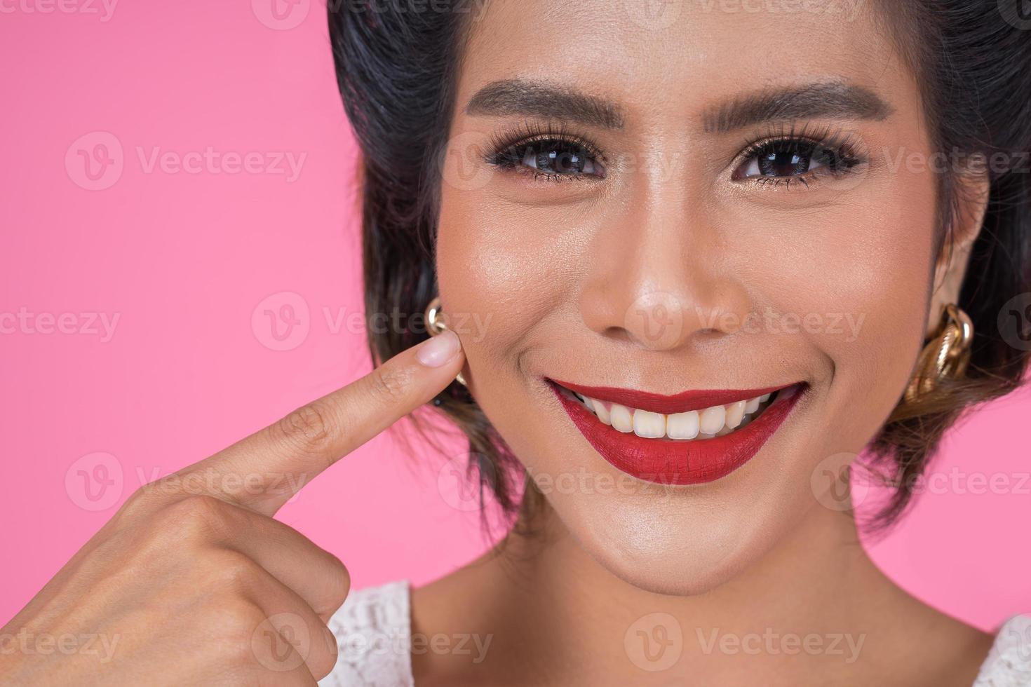 close-up de mulher elegante com lábios vermelhos foto