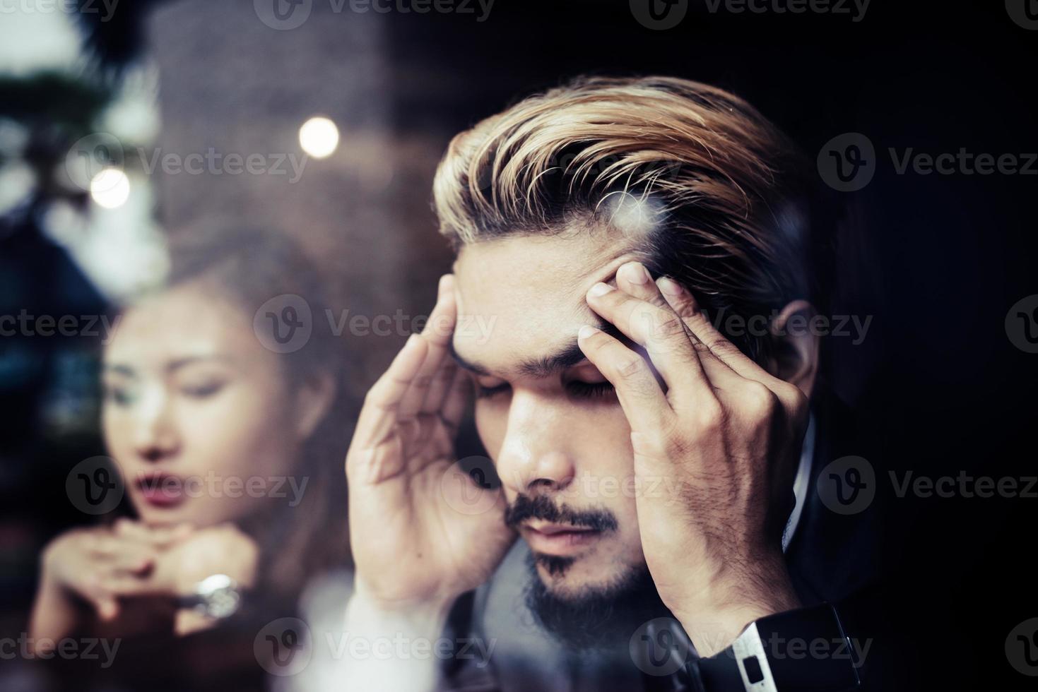 empresário pensando em um problema em um café foto