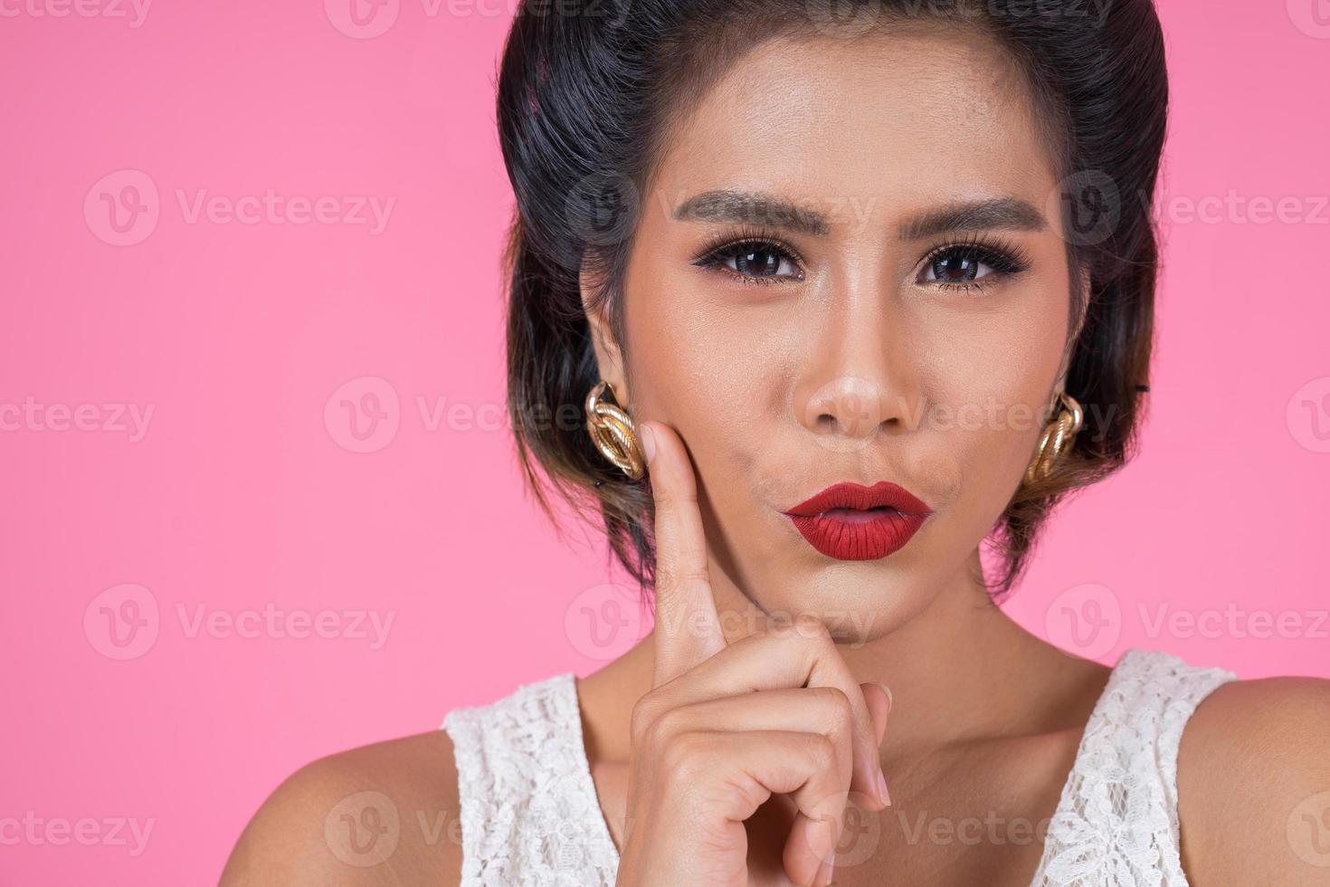 close-up de mulher elegante com lábios vermelhos foto