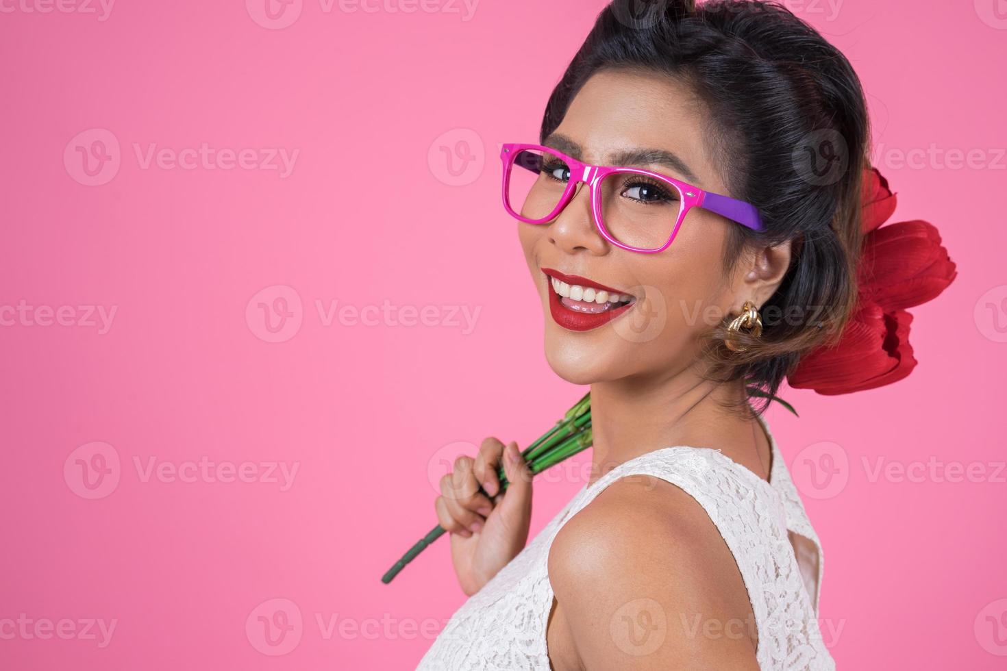 retrato de uma mulher elegante com óculos escuros foto