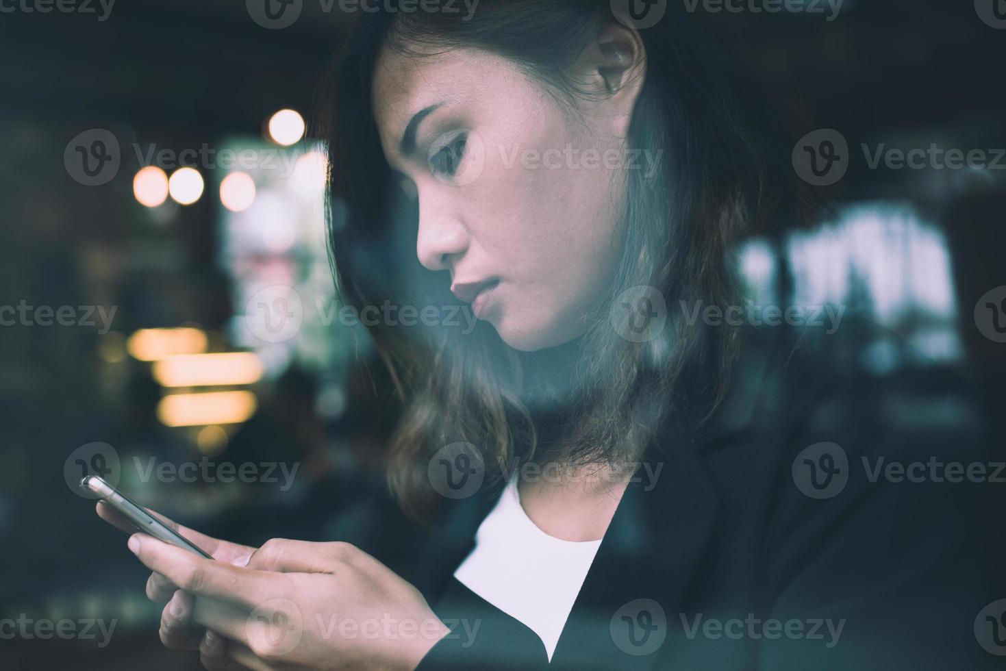 jovem lendo notícias no celular durante o descanso na cafeteria foto