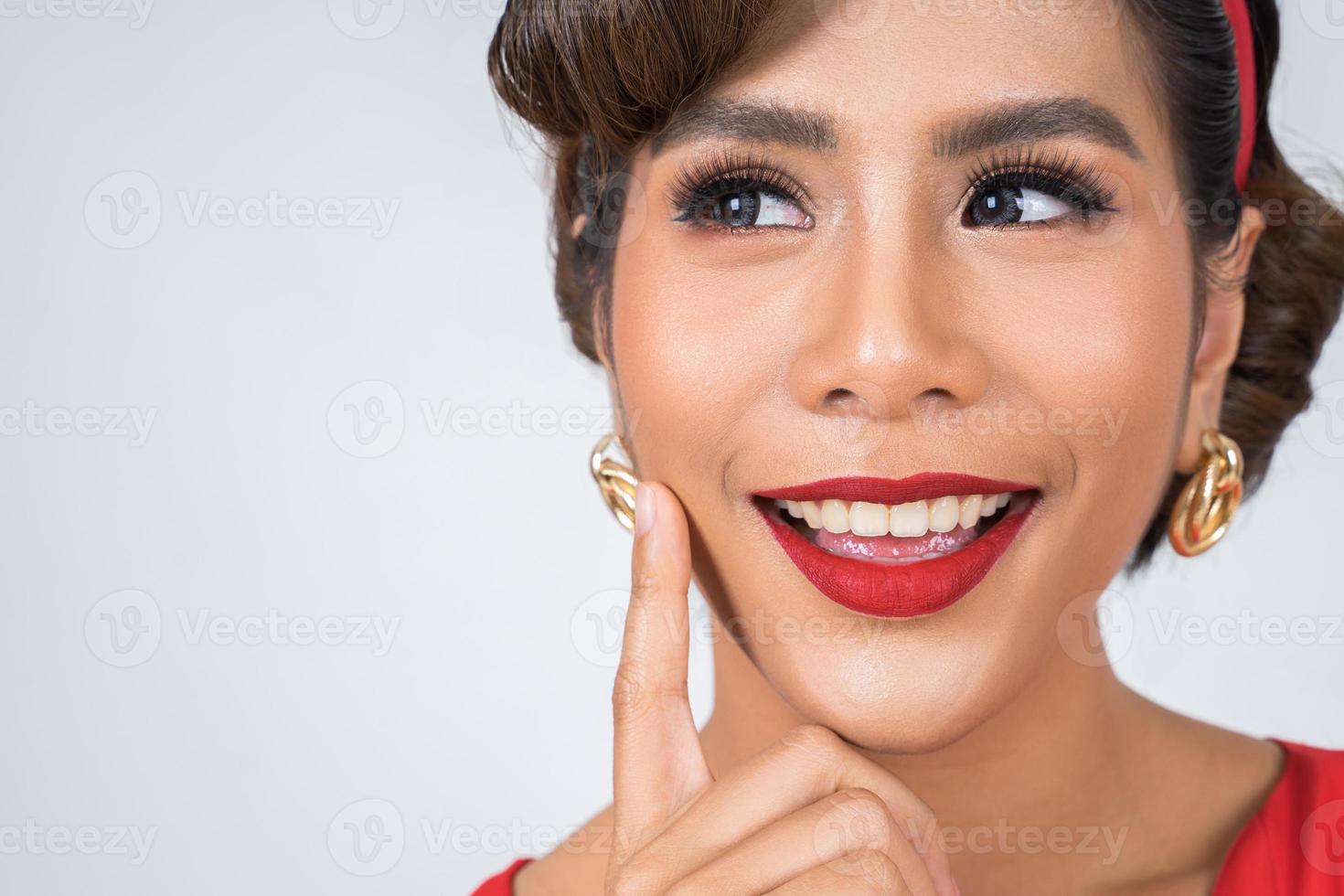 close-up de mulher elegante com lábios vermelhos foto