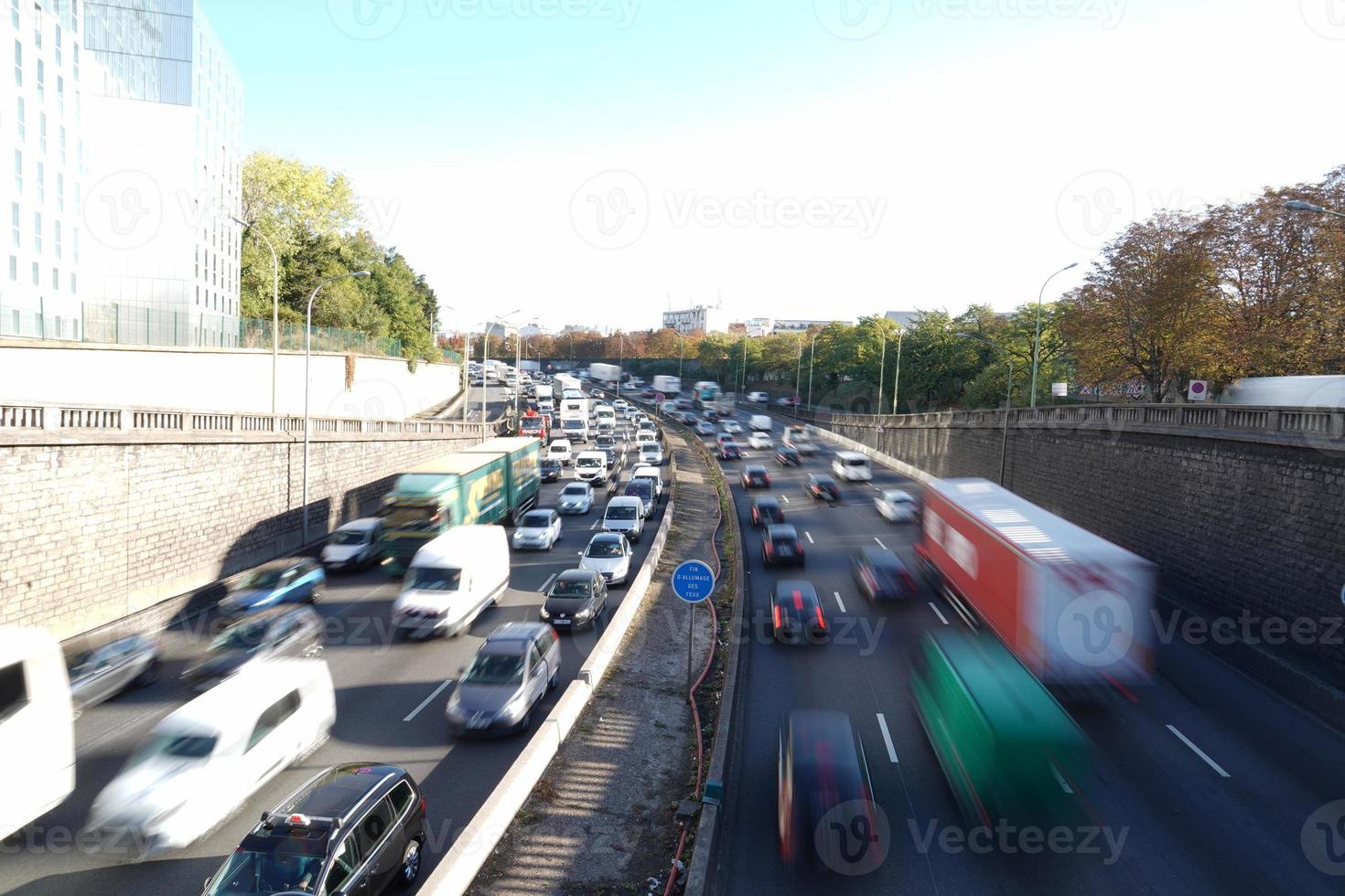 paris, frança - 5 de outubro de 2018 - tráfego congestionado da rua de paris foto