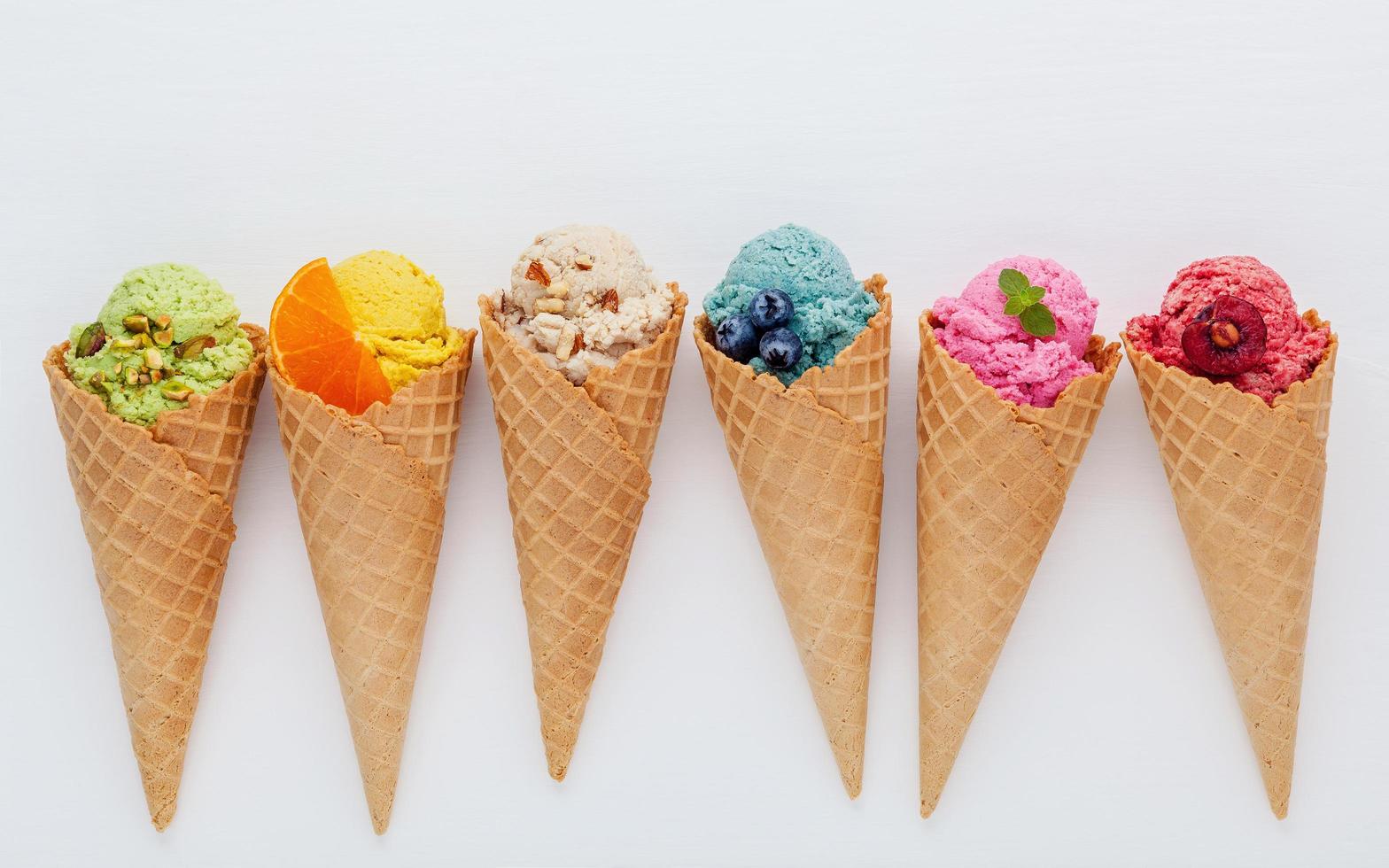 sorvete colorido em cones foto