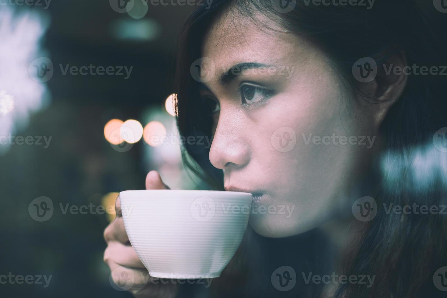 jovem no café tomando café, aproveitando o momento de relaxamento foto