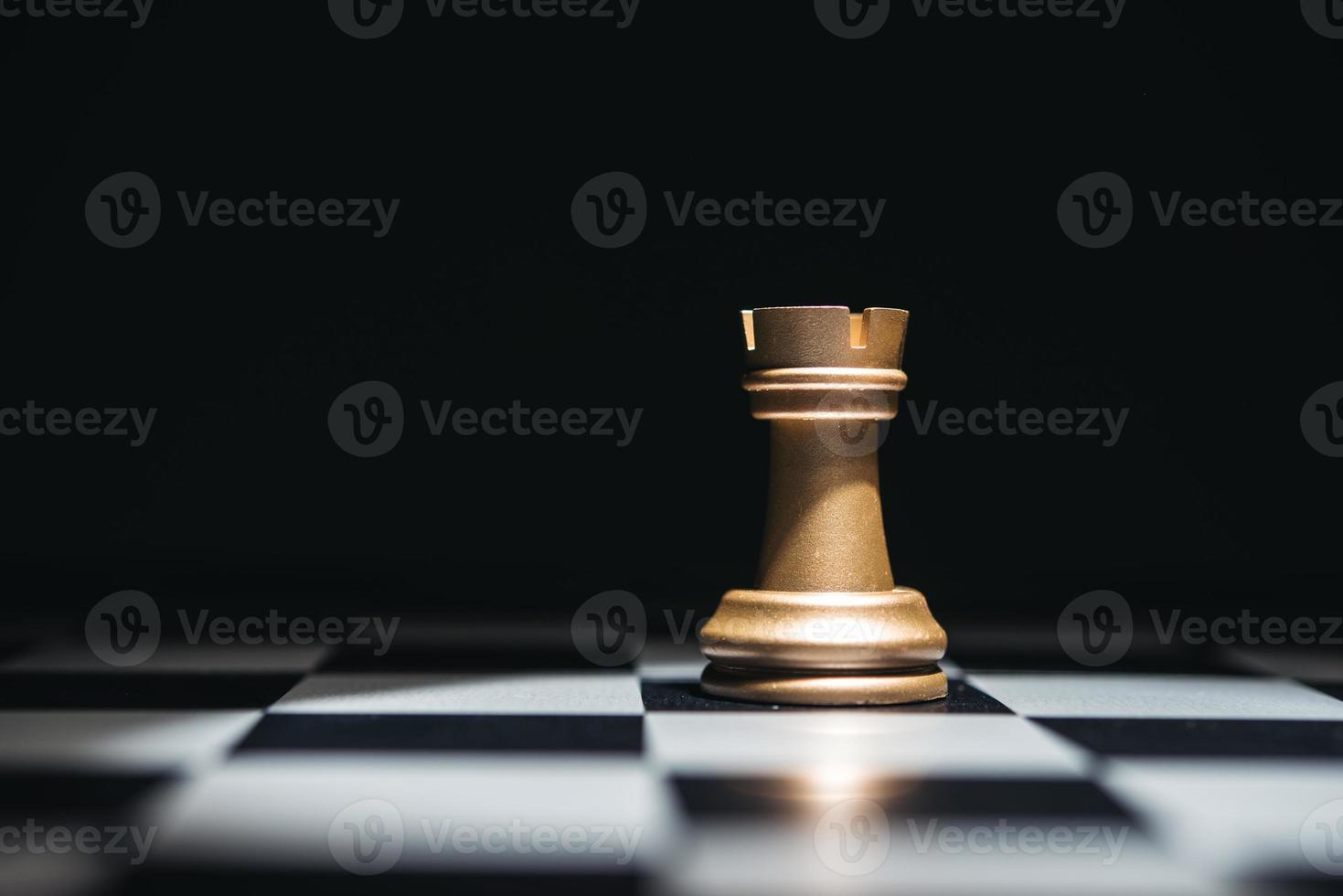 peça da rainha do xadrez no tabuleiro de xadrez foto