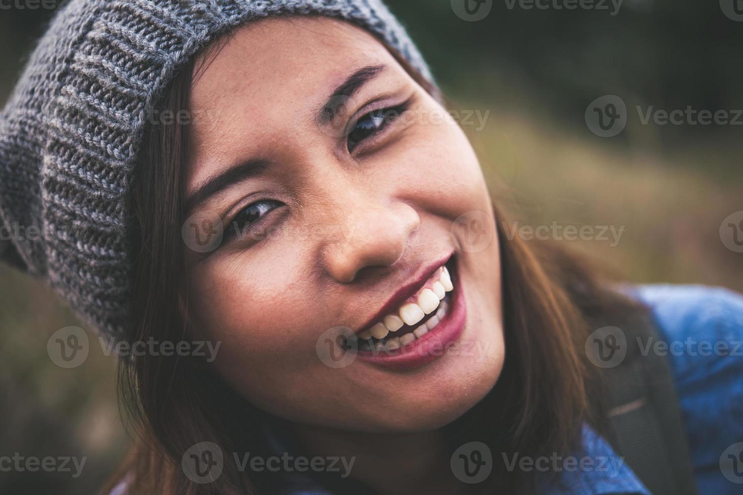 retrato de uma jovem mulher com um belo sorriso ao pôr do sol foto