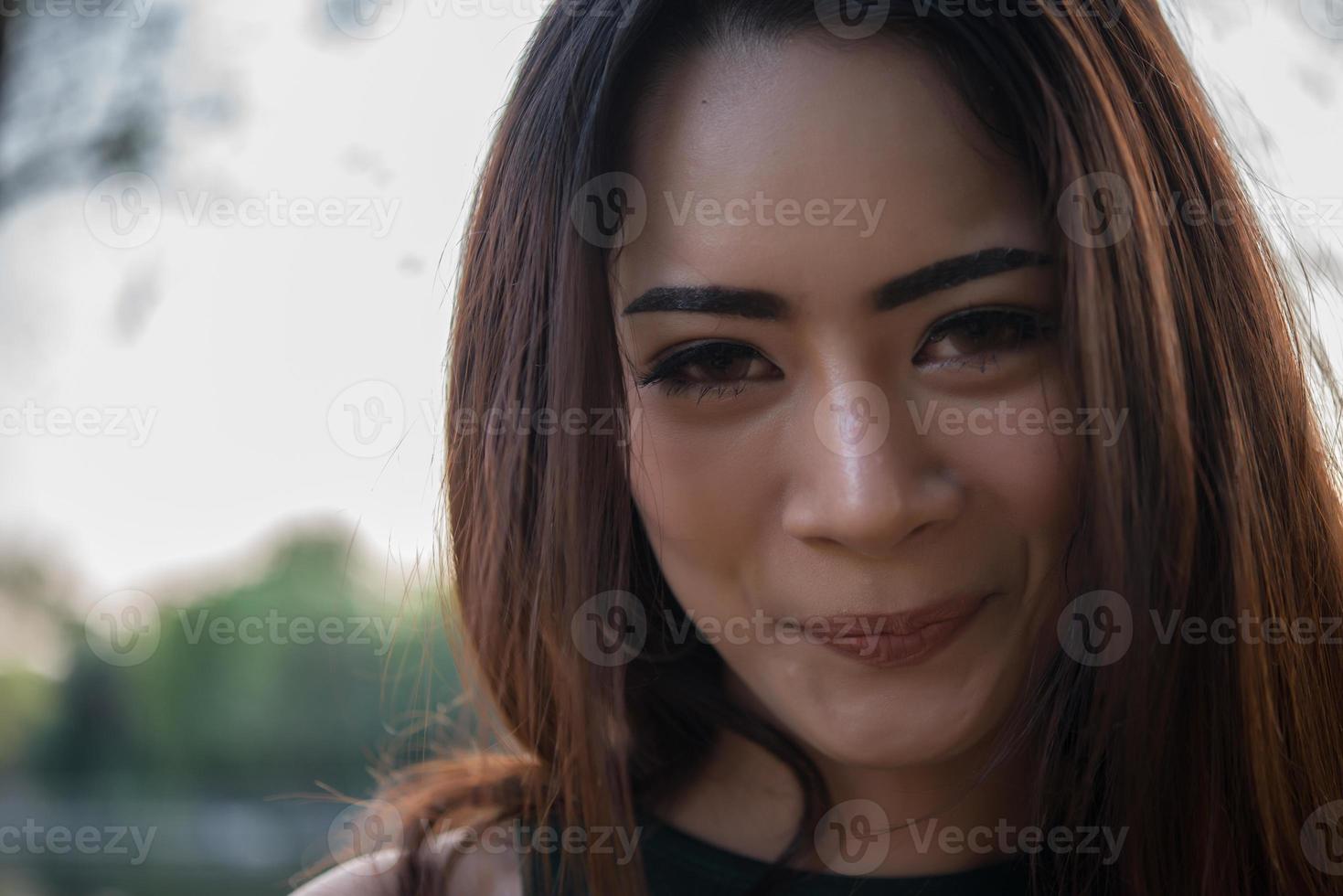 retrato de uma menina sorridente relaxando em um parque natural ao ar livre foto