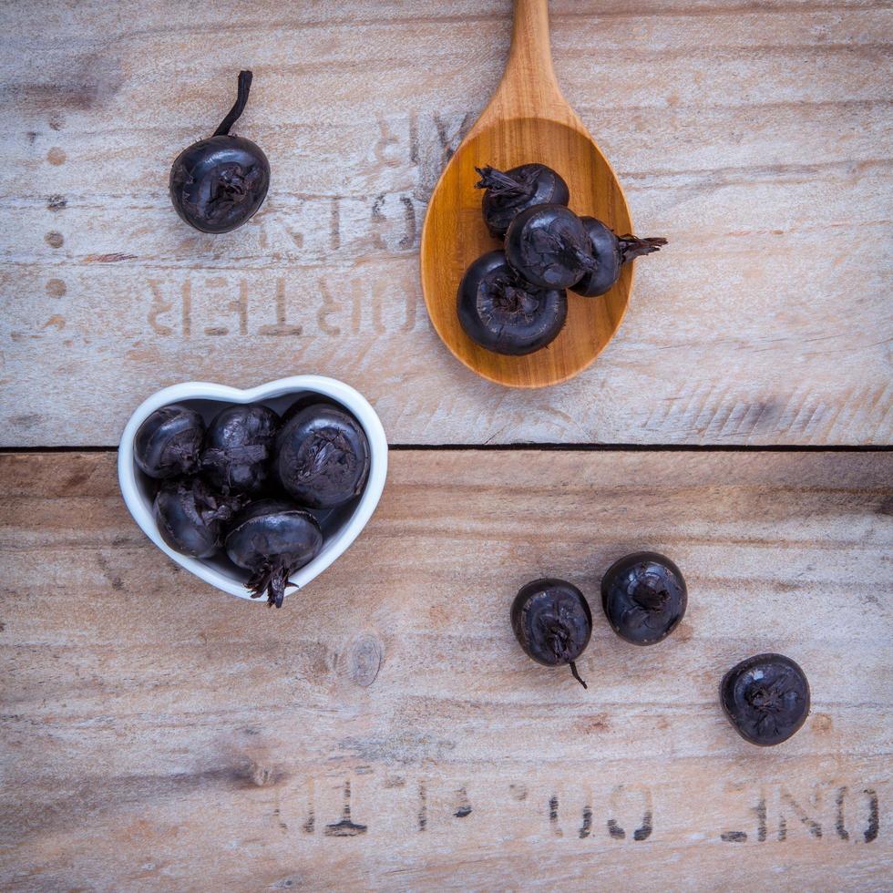 castanhas de água na madeira foto