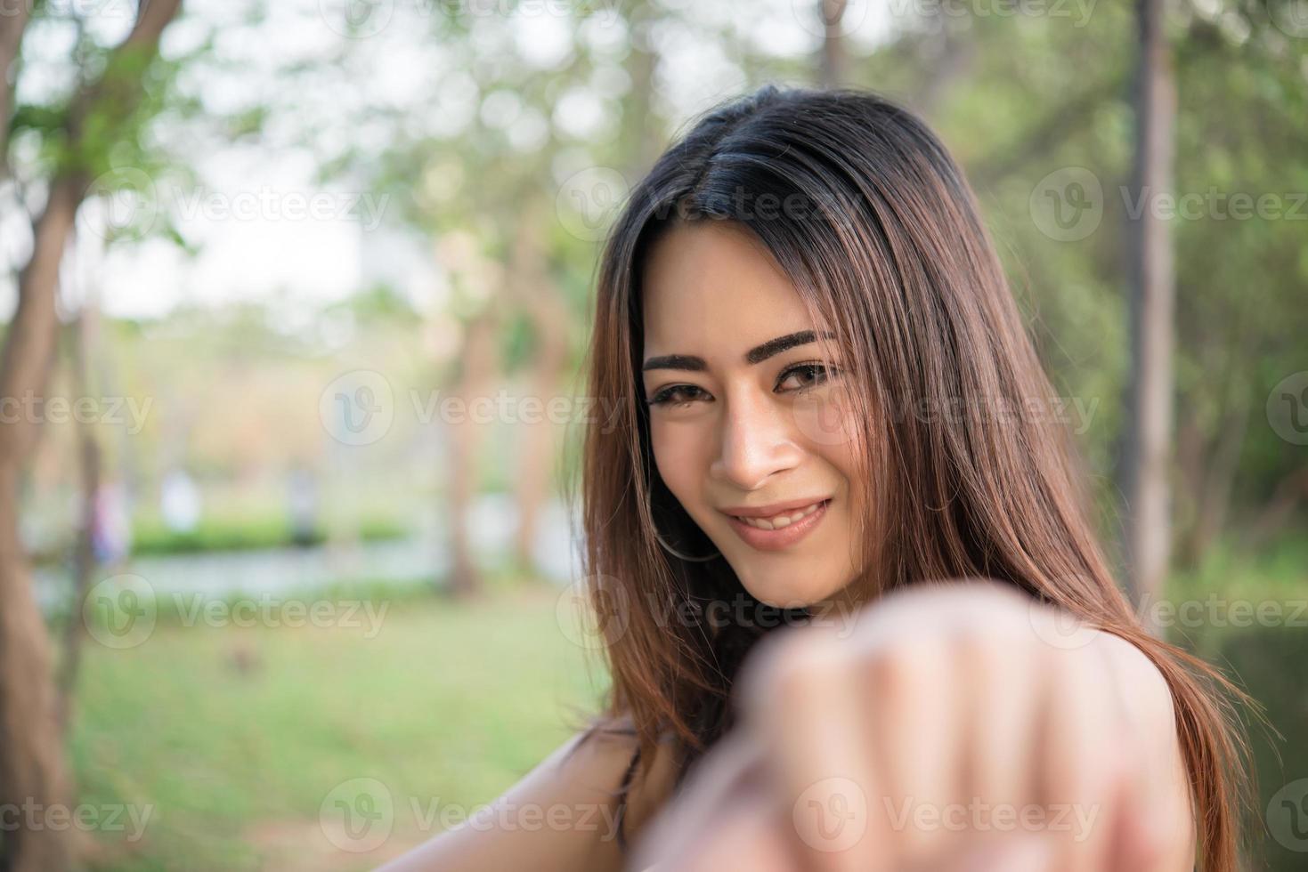 retrato de uma menina sorridente relaxando em um parque natural ao ar livre foto