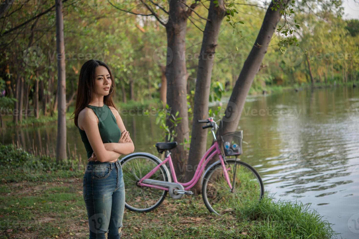 menina bonita triste em pé no parque foto