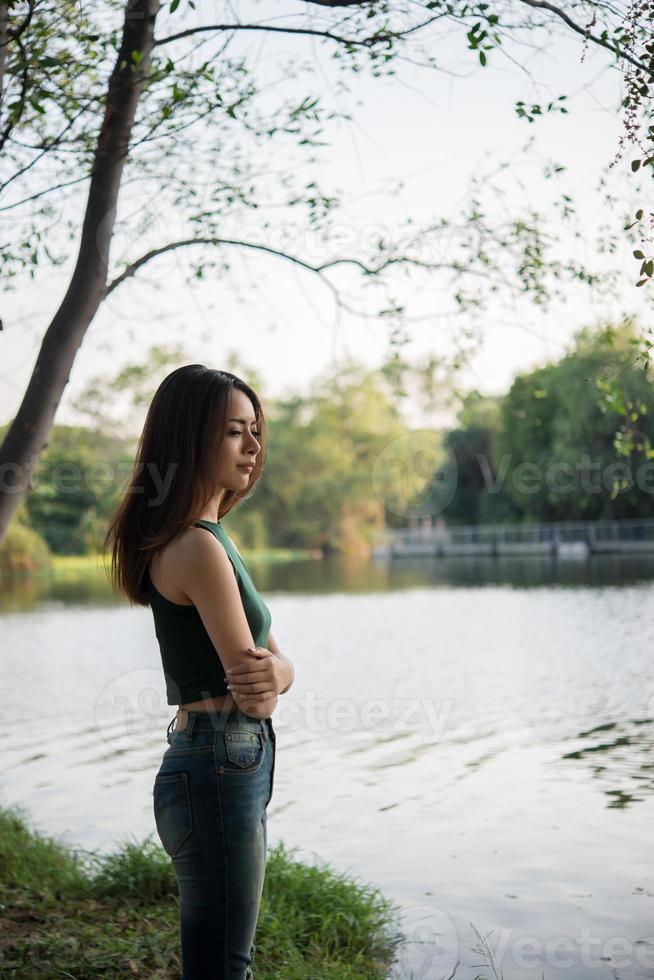 menina bonita triste em pé no parque foto