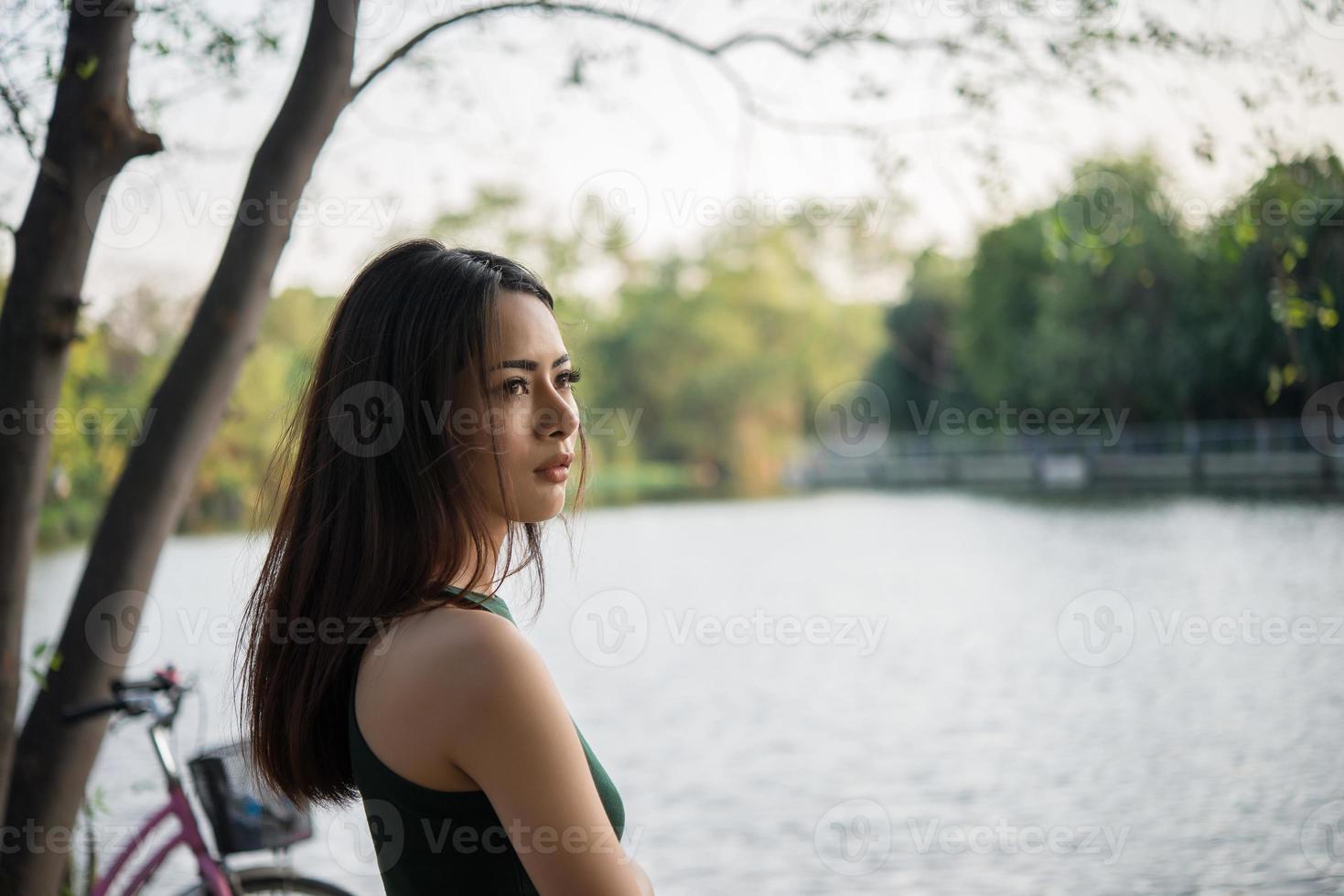 menina bonita triste em pé no parque foto