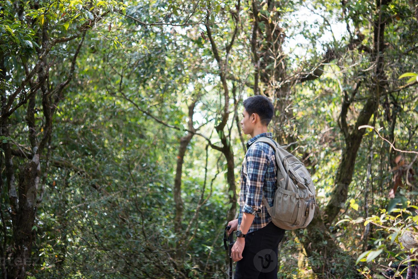 caminhante jovem hippie descansando um pouco durante uma caminhada foto