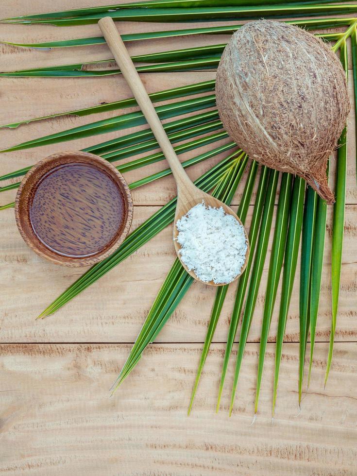 Esfoliação de coco em fundo de madeira foto