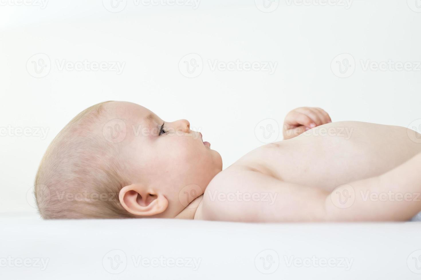 linda menina deitada na cama foto