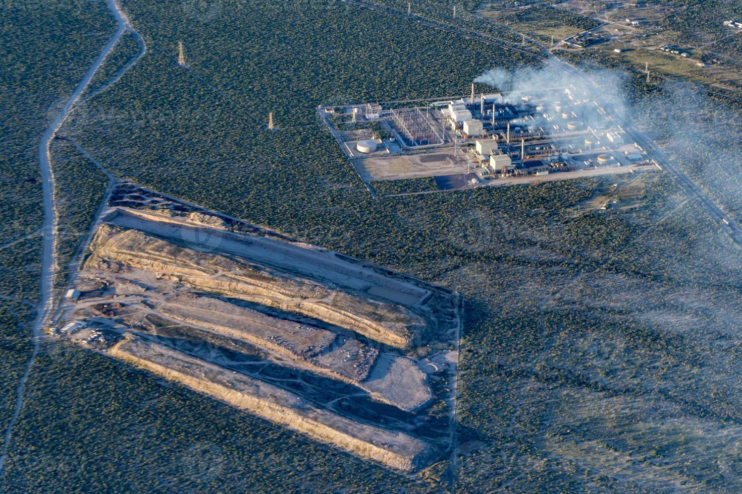 fazenda elétrica de usina de carvão fuma enquanto polui vista aérea do ar foto