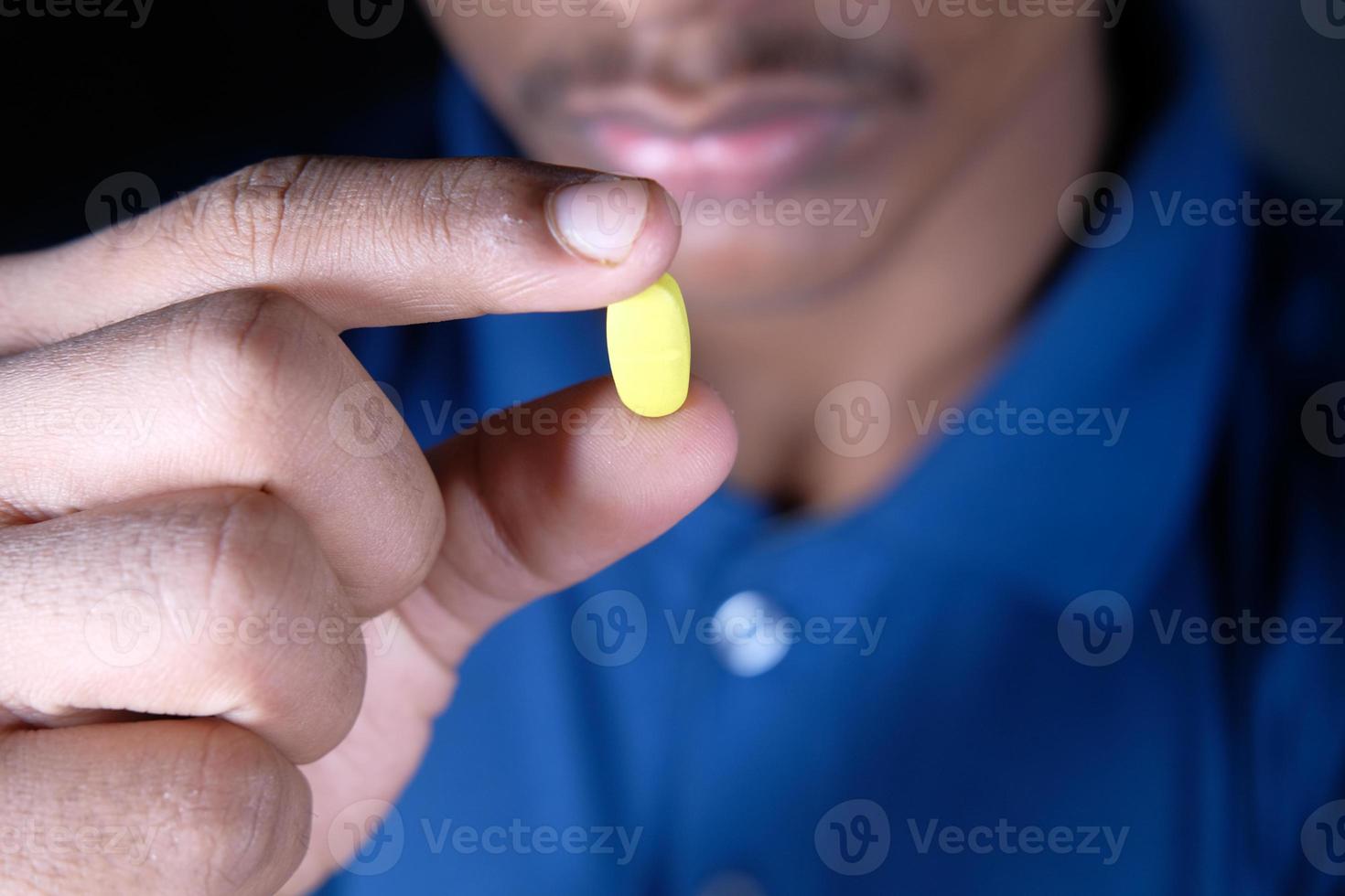close-up da mão do homem segurando comprimidos com espaço de cópia foto