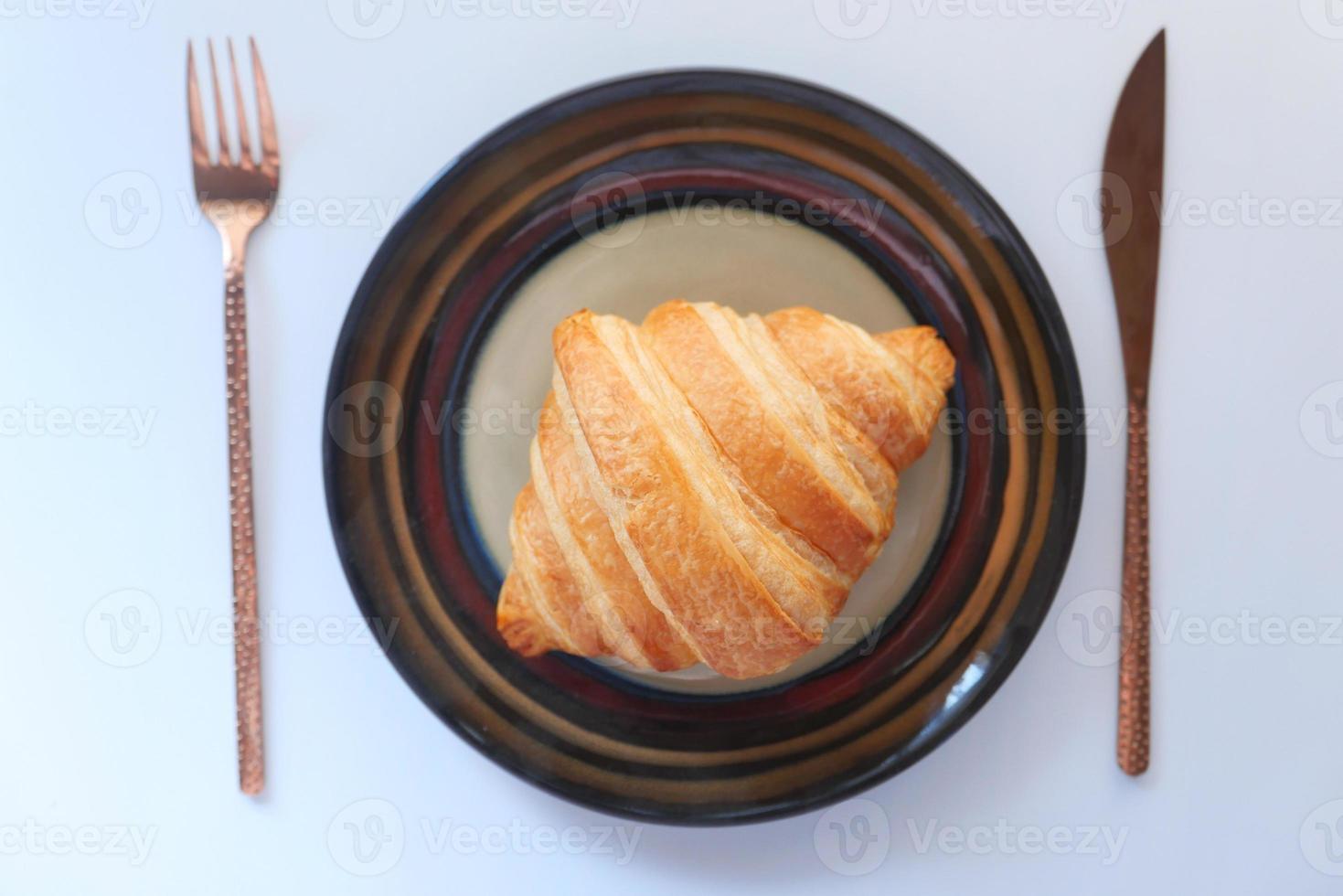 croissant recém-assado no prato com espaço de cópia foto