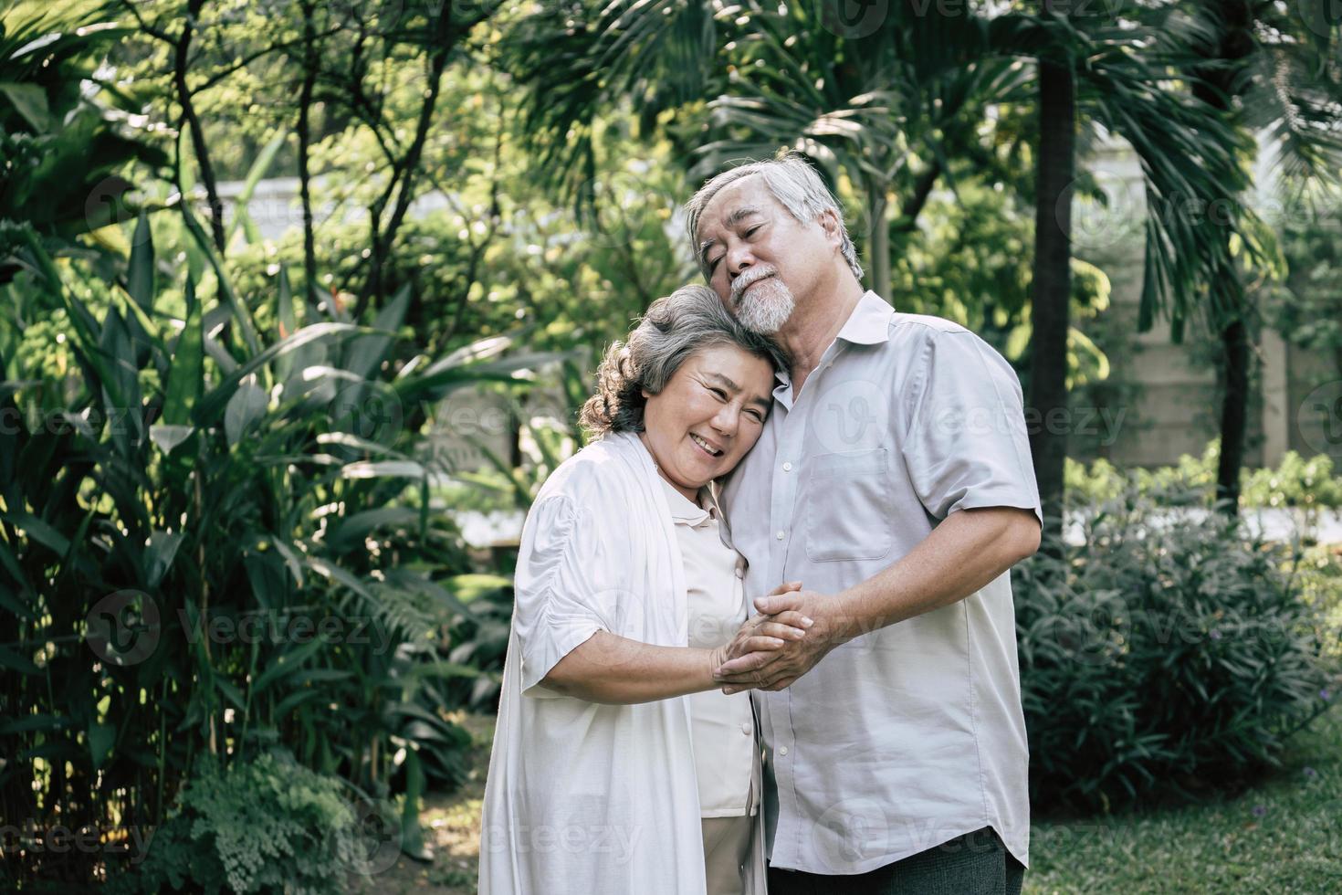 casal de idosos dançando juntos foto