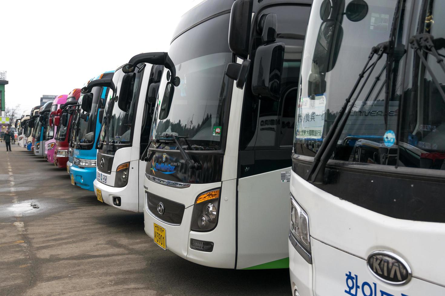 fila de ônibus de turismo em Gangwon-do, Coréia foto