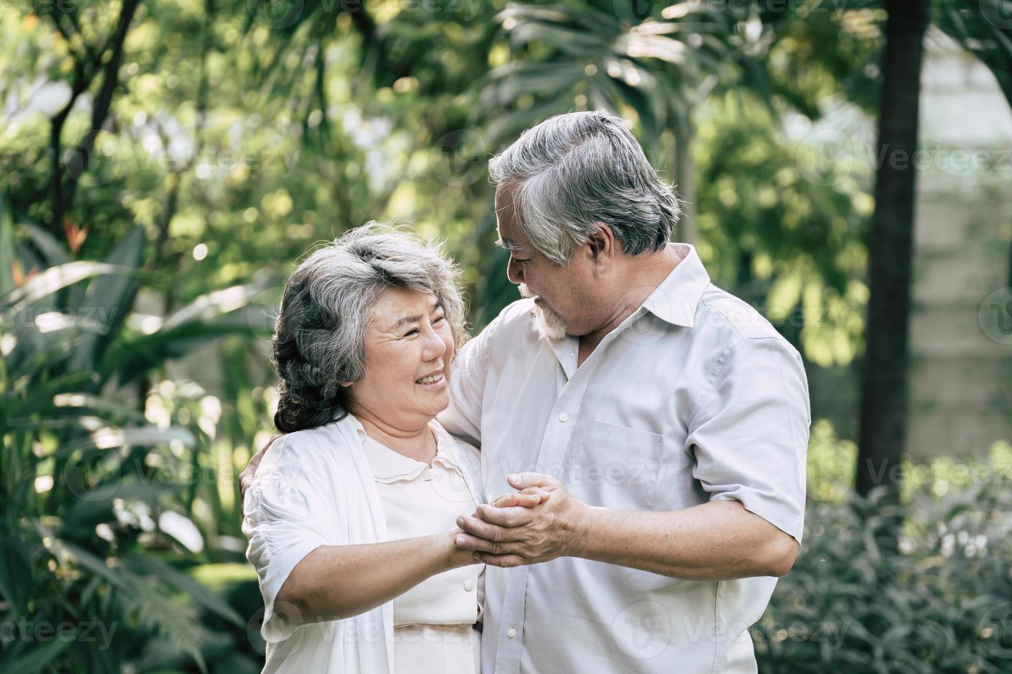 casal de idosos dançando juntos foto