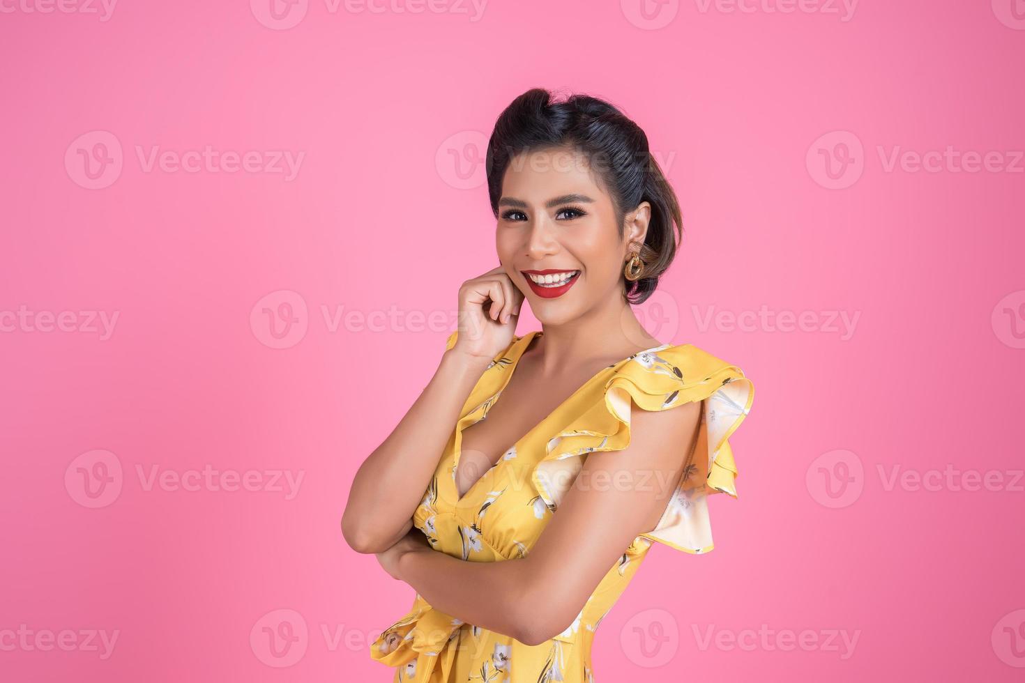 retrato de uma mulher elegante em estúdio foto