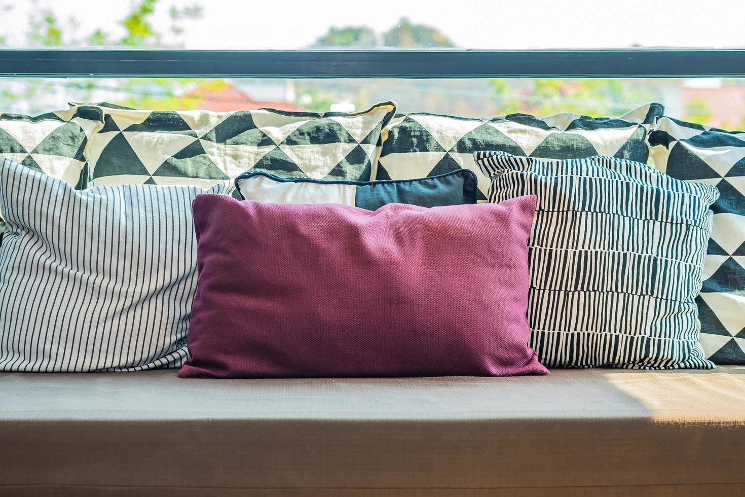 travesseiros confortáveis no sofá foto