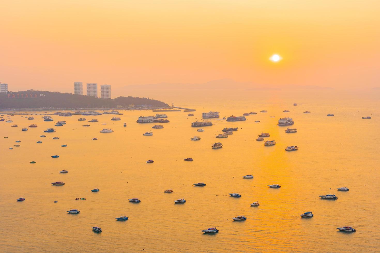 bela praia tropical ao redor da cidade de pattaya foto