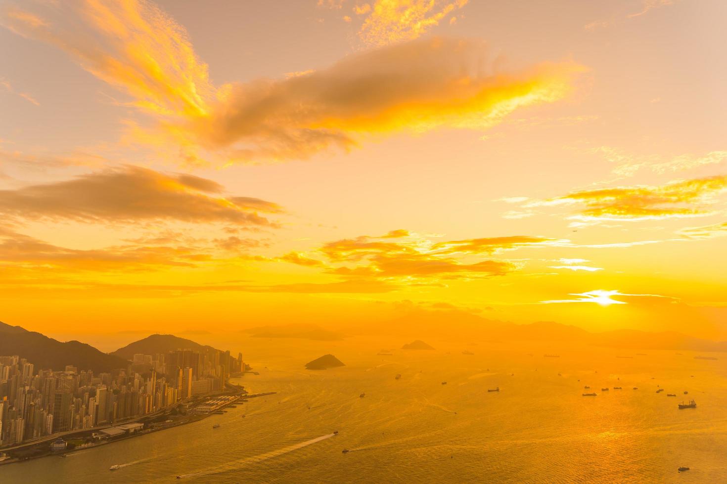 pôr do sol sobre o horizonte da cidade de hong kong, china foto