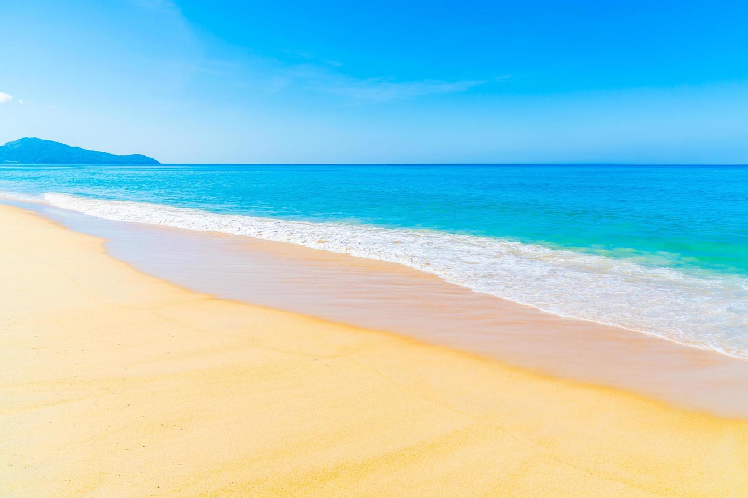 linda praia e céu azul foto