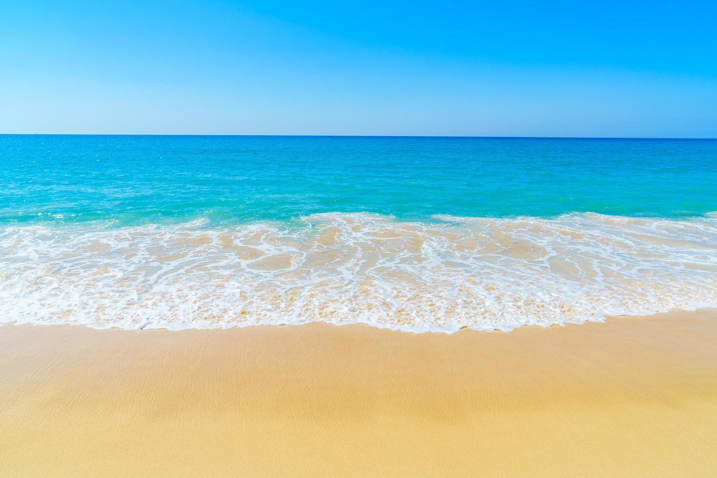 linda praia e céu azul foto