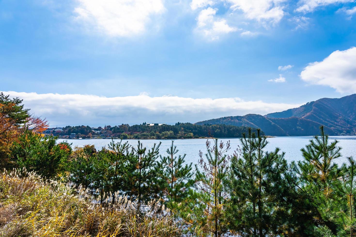 bela paisagem ao redor do lago kawaguchiko em yamanashi, japão foto