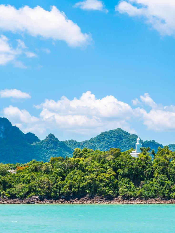 lindo mar tropical com vegetação exuberante foto