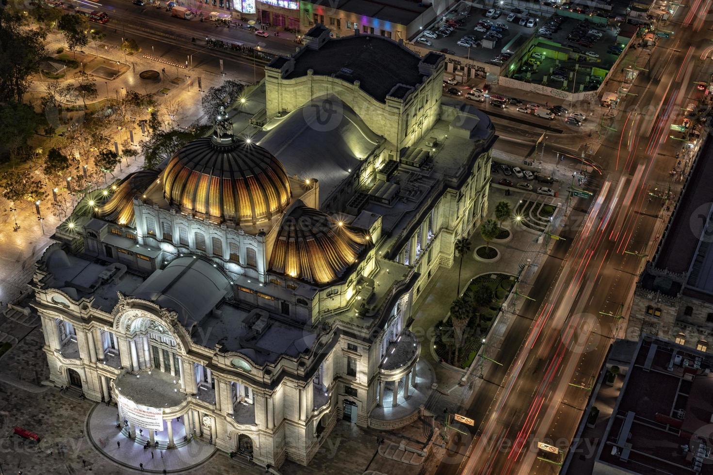 vista aérea noturna do palácio das artes da cidade do méxico foto