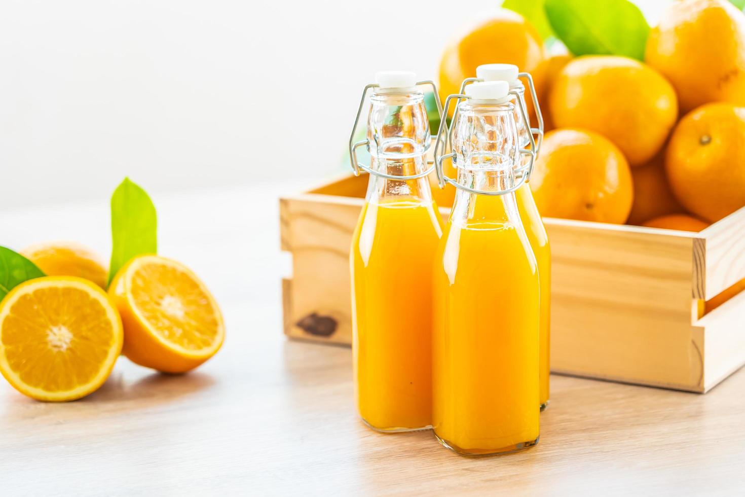 suco de laranja fresco e laranjas foto