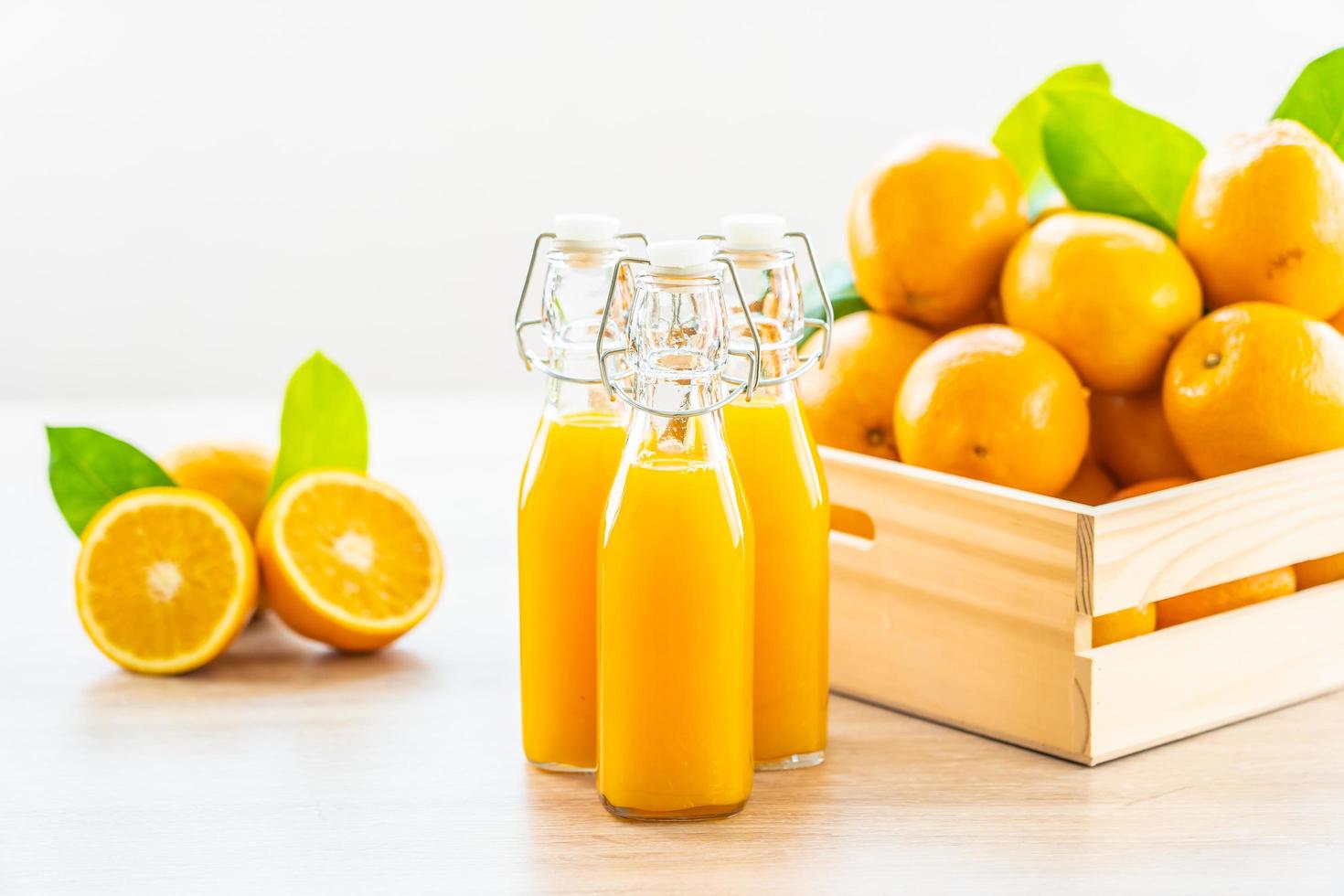 suco de laranja fresco e laranjas foto