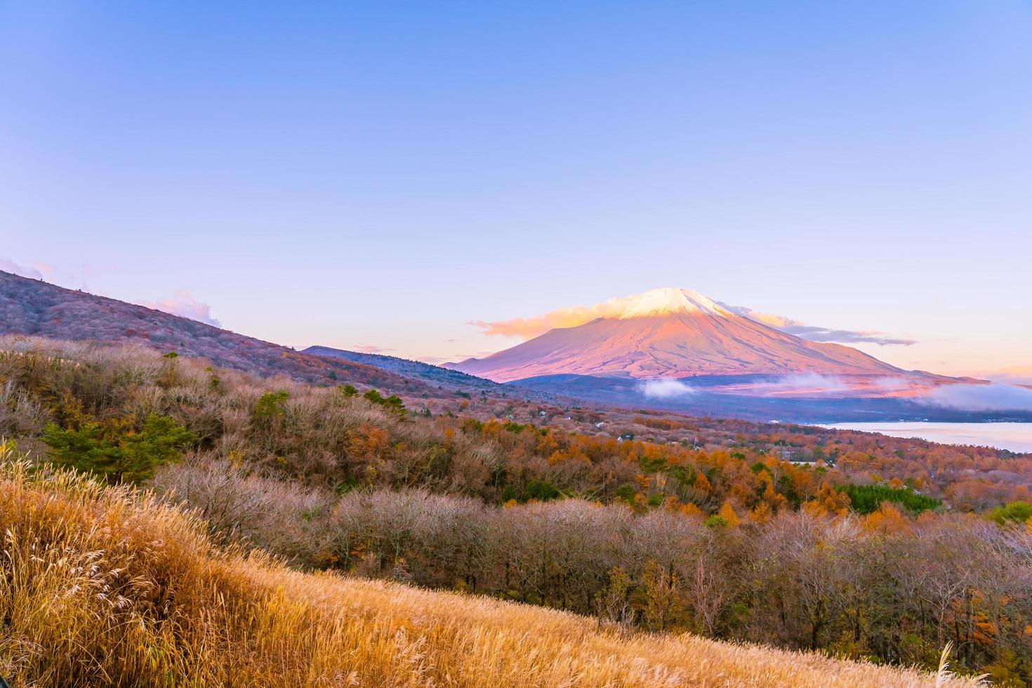 montanha fuji em yamanakako ou lago yamanaka no japão foto