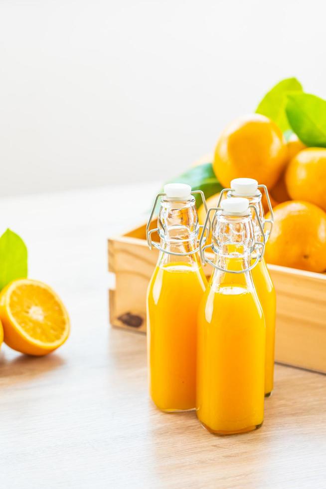 suco de laranja fresco e laranjas foto