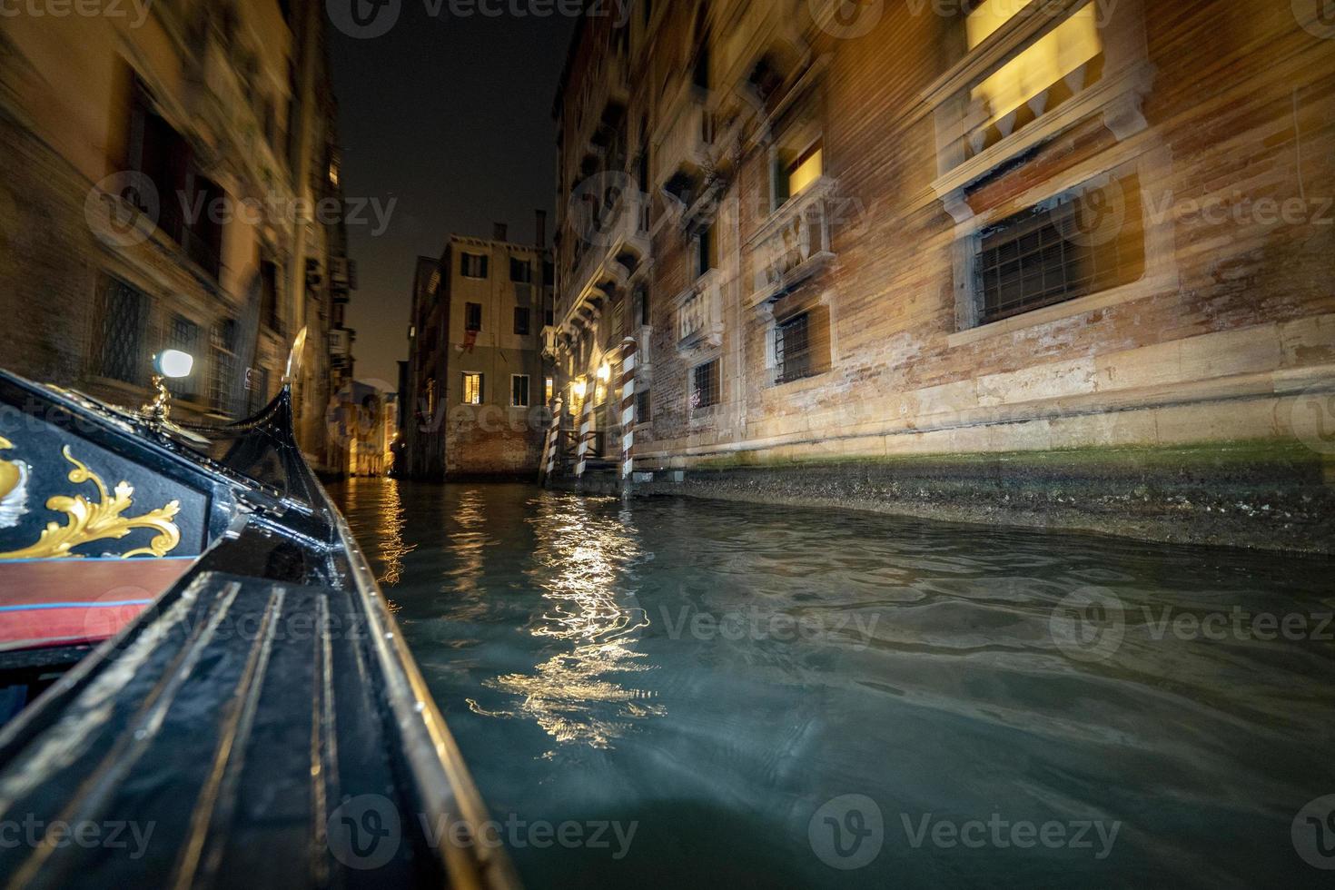 veneza passeio de gôndola à noite foto