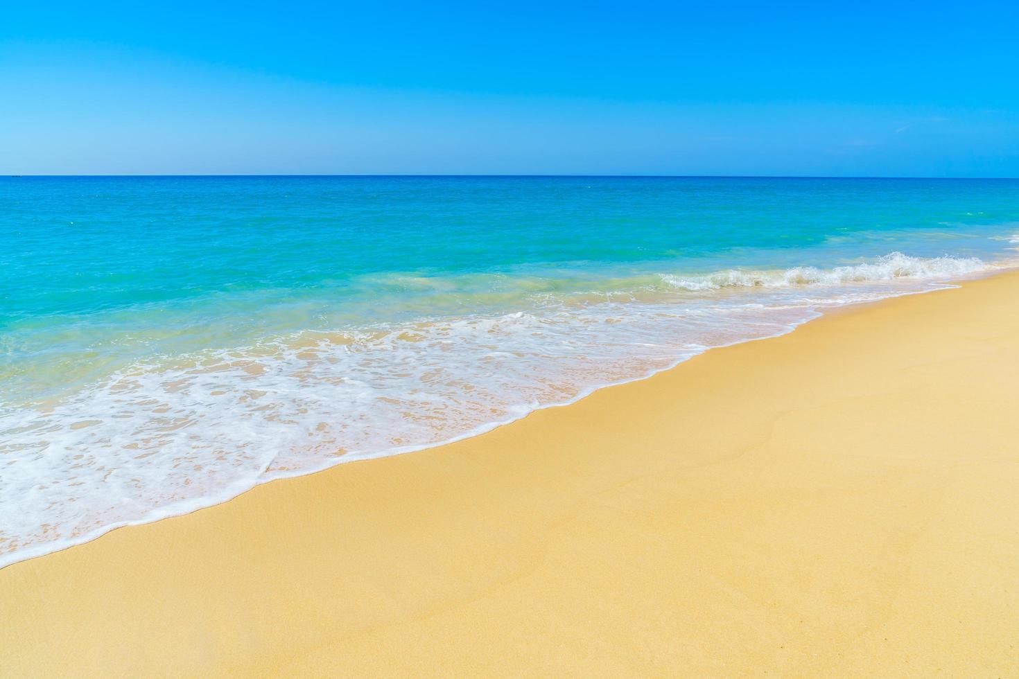 linda praia e céu azul foto