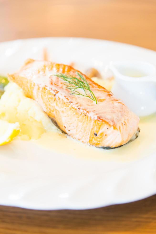 bife de salmão grelhado no prato branco foto