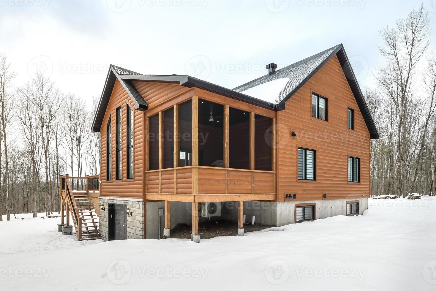 inverno chalés dentro controlo remoto área quebeque, Canadá, registro casa com sauna, spa, quartos de dormir, piscina, vivo sala, messanino, cozinha e banheiros foto