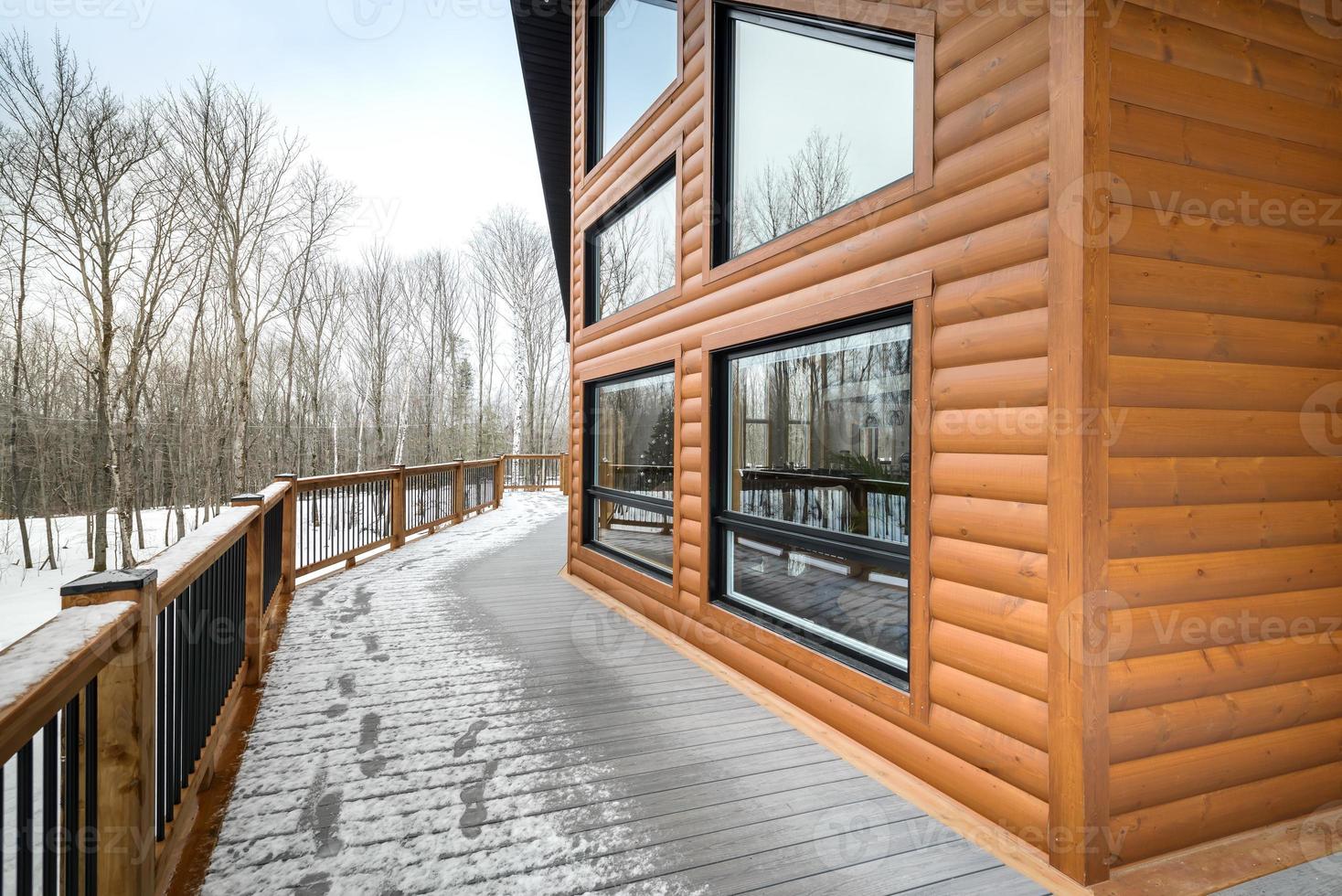 inverno chalés dentro controlo remoto área quebeque, Canadá, registro casa com sauna, spa, quartos de dormir, piscina, vivo sala, messanino, cozinha e banheiros foto