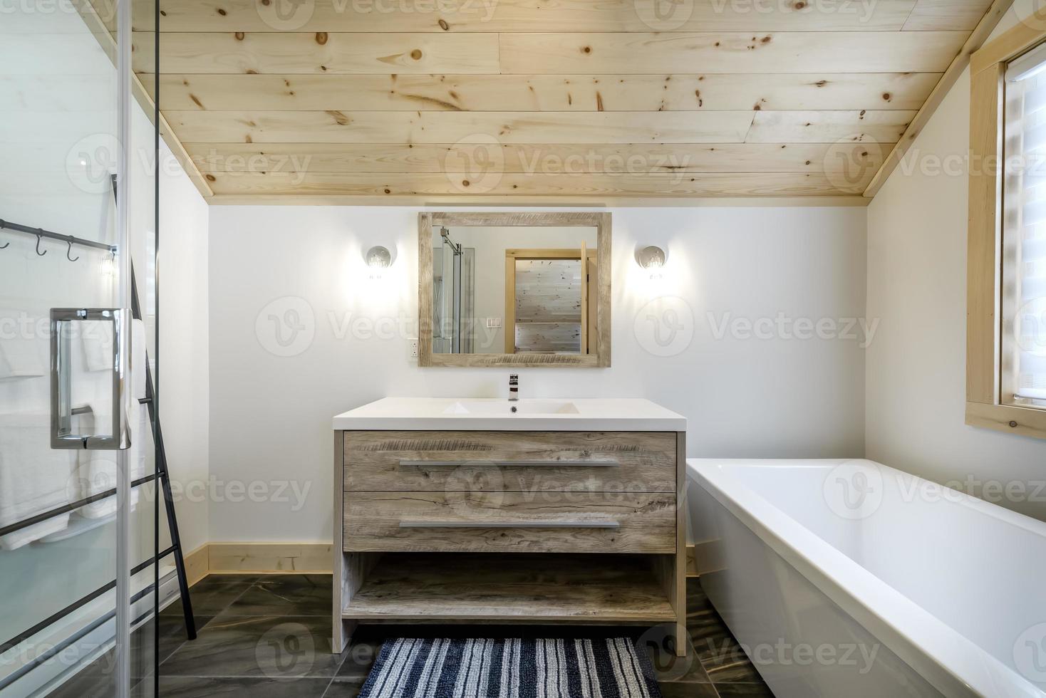 inverno chalés dentro controlo remoto área quebeque, Canadá, registro casa com sauna, spa, quartos de dormir, piscina, vivo sala, messanino, cozinha e banheiros foto