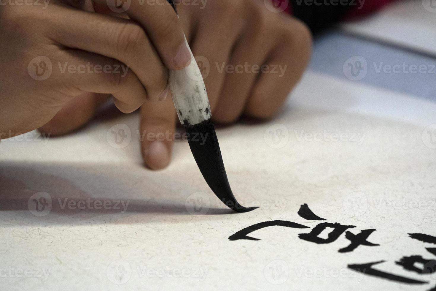 japonês mulher escrevendo nome Elizabeth dentro ideogramas com escova foto