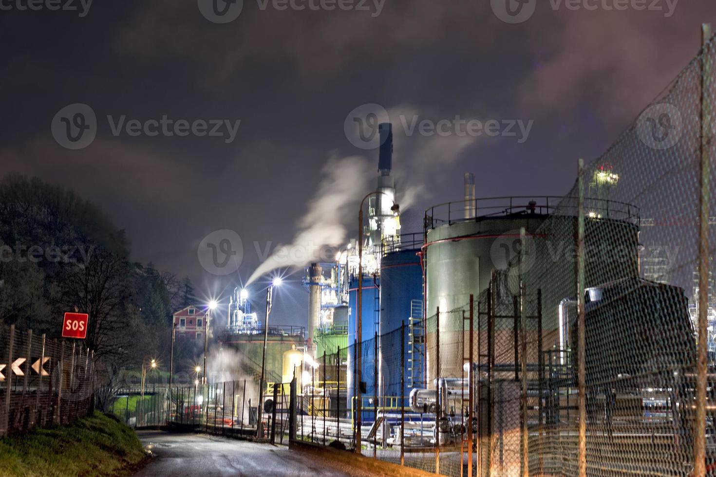 refinaria de petróleo à noite foto