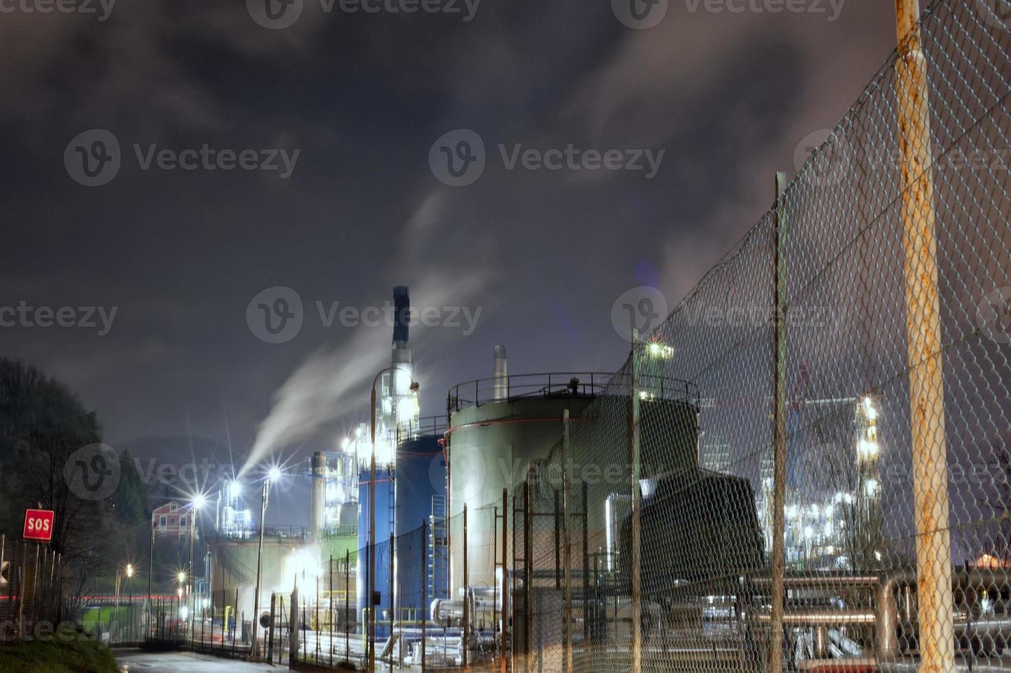 refinaria de petróleo à noite foto