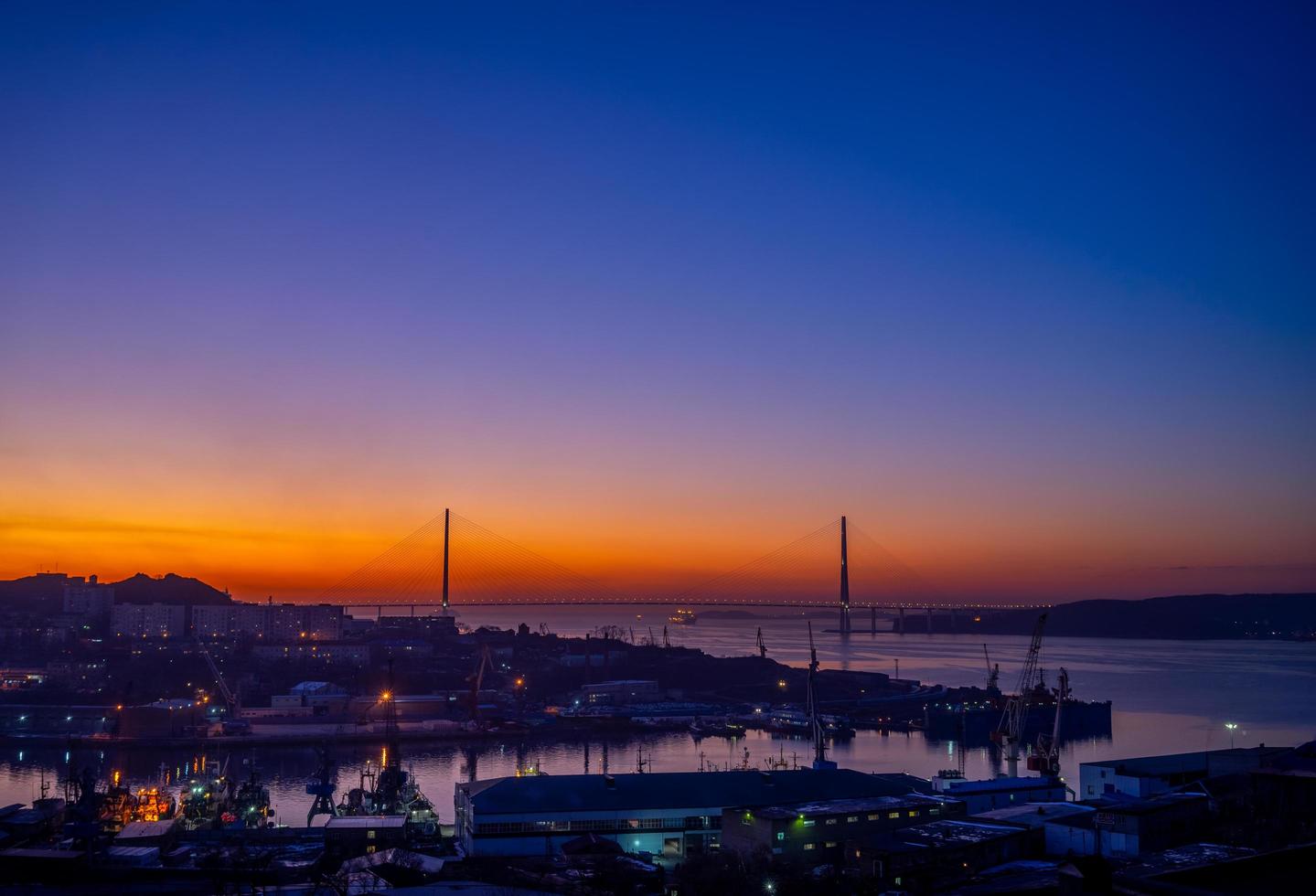 paisagem urbana com o nascer do sol em vladivostok, Rússia foto