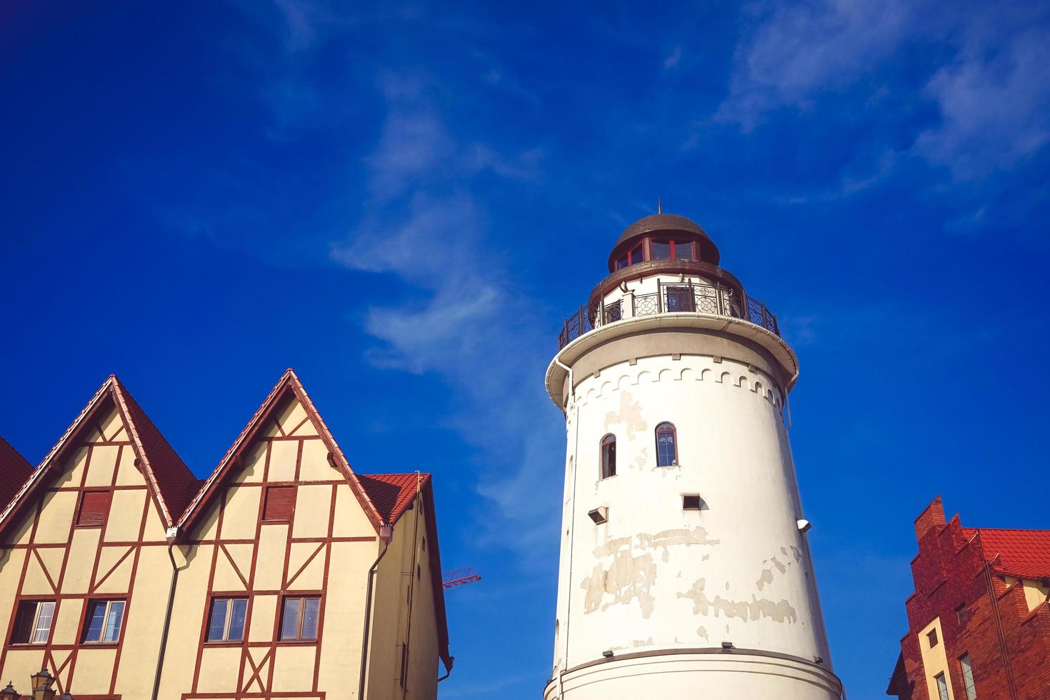 espécie farol torre entre dois edifícios com céu azul nublado em Kaliningrado, Rússia foto